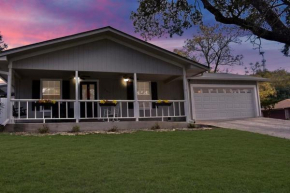 Pool & Hot Tub, 3BR Hill Country oasis, blocks away from quaint downtown Kerrville & riverwalk